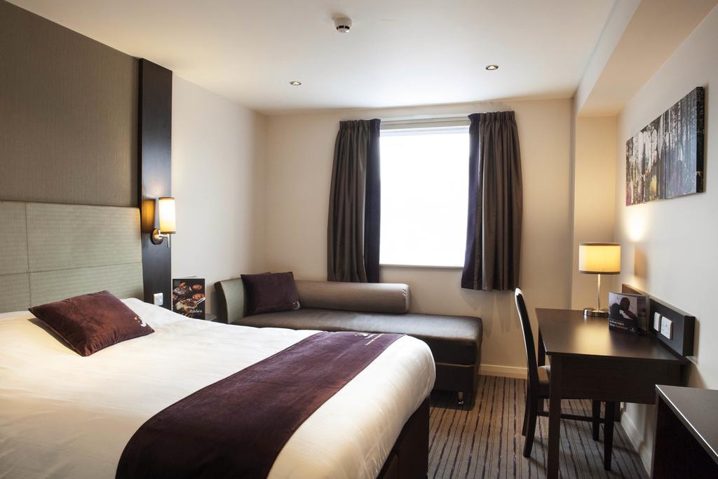 Premier Inn Watford Central Eksteriør bilde